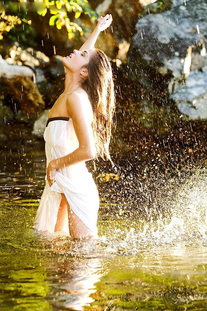 Marie Avgeropoulos in Lugansk